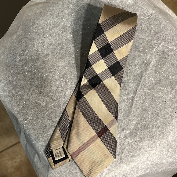 Burberry Classic Necktie - Picture 4 of 4